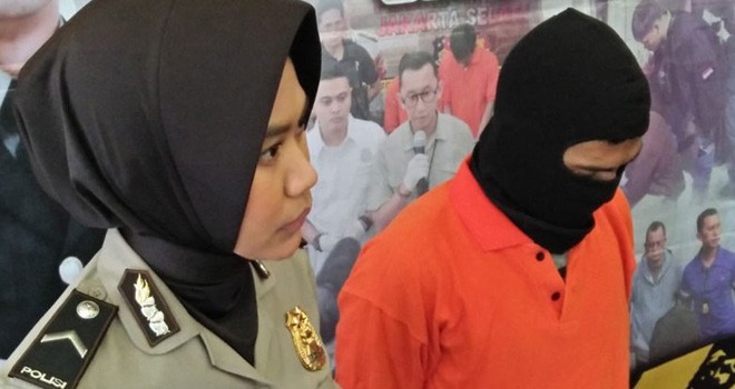 Budi, 37 saat digelandang aparat di Jakarta Selatan, Rabu (6/3/2019). (Iqbal/INDOPOS)