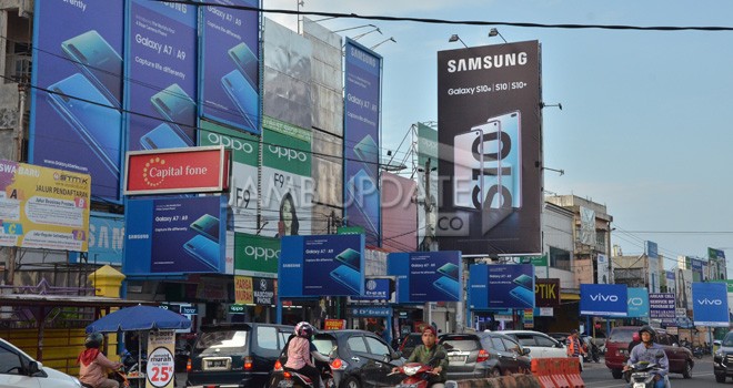 BPPRD Kota Jambi terus menertibkan reklame yang menyalahi aturan. Terutama reklame di Sipin. BPPRD terus melakukan penataan lokasi dan zona yang telah ditetapkan. Foto : M Ridwan / Jambi Ekspres