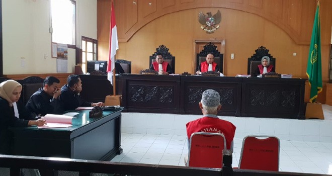 Tersangka Nursaid Bin Zuhdi dihukum 15 tahun penjara dan denda Rp 1 milyar karena terbukti menggauli anak angkatnya. Foto : Reza / Jambiupdate