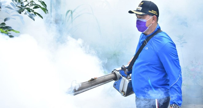 Walikota Jambi Sy fasha melakukan fogging di Kelurahan Kenali Asam Atas, Kecamatan Kota Baru. Rabu, (6/3) lalu. Foto : Ist