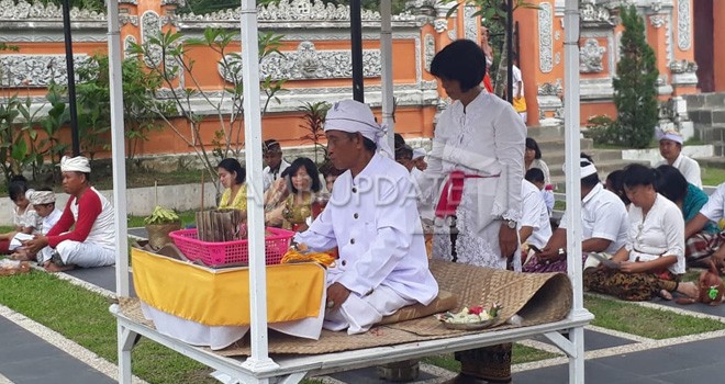 Upacara Melasti Umat Hindu di Pura Giri Indra Lokha Pal X Kota Baru, Rabu (6/3). Foto : M Ridwan / Jambi Ekspres