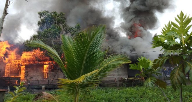 Kebakaran di Jalan Jendral Gatot Subroto (Manunggal 1), RT. 11 Kelurahan Tungkal II, Kecamatan Tungkal Ilir, Kabupaten Tanjabbar Kamis (7/3). Foto : Gatot / Jambiupdate