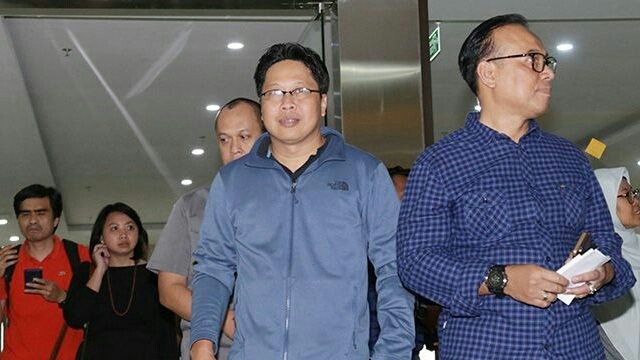 Robertus Robet (kanan), Dosen Universitas Negeri Jakarta (UNJ) sekaligus Aktivis HAM usai pemeriksaan, Kamis (7/3/2019). (SALMAN TOYIBI / JAWA POS)