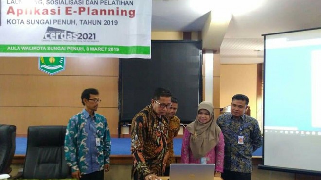 Walikota Sungai Penuh diwakili Sekretaris Daerah, Munasri, M.Si., MH, menghadiri sekaligus melaunching sosialisasi dan pelatihan penggunaan aplikasi SIMDA perencanaan. Jumat (8/3).foto: adi/jambiupdate.  