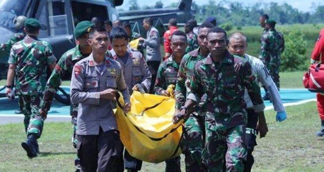 Jenazah TNI korban penembakan KKSB di Papua dievakuasi. Foto : Ist