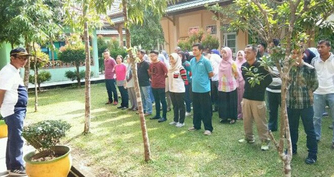 Kepala BKPSDM Sarolangun, Waldi Bakri, saat melakukan sidak pegawai di kantor Dinas Lingkungan Hidup, Jumat (8/3), kemarin. Foto : Hadinata / Jambiupdate