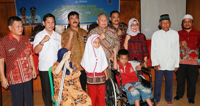 Bupati Tanjabbar Dr. Ir. H. Safrial MS didampingi Kadis Sosial, menyalurkan bantuan dari Kemensos RI kepada disabilitas yang ada di Tanjabbar, di gedung PKK Tanjabbar, Jumat (08/03) kemarin. Foto : Gatot / Jambiupdate