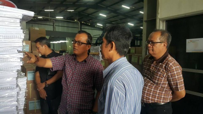 Ketua Bawaslu provinsi Jambi Asnawi bersama Pimpinan Bawaslu Fachrul Rozi mendatangi perusahaan pencetak surat suara di Bogor. Kamis (7/3).