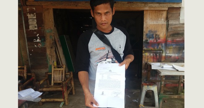 Bahtiar selaku pelapor menunjukkan surat laporan penipuan dari Sat Reskrim Polres Bungo. Foto : Ferdian / Jambiupdate