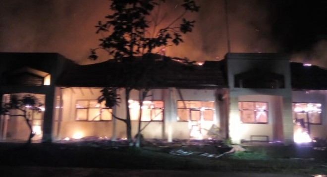 Madrasah Aliyah Negri 2 yang berada di kawasan Thehok Kecamatan Jambi Selatan, Kota Jambi dilahap sijago merah Sabtu dinihari (9/3). Foto : Ist