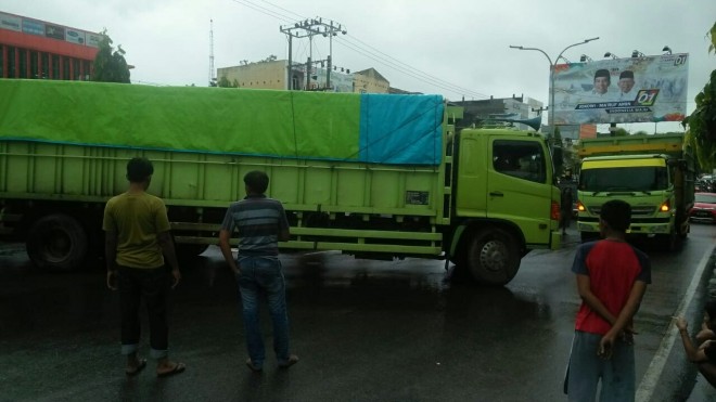 NEKAT : Truk bertonase besar saat melintasi JL Pattimura sepekan lalu. Truk besar masih nekat masuk karena tidak ada pengawasan petugas pada gerbang Kota Jambi. Foto: Hafiz/JE. 