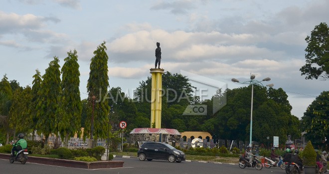 Tugu Juang merupakan aset Pemprov Jambi. Aset ini tak ada perawatan. Kini Pemkot Jambi menunggu proses penyerahan aset tersebut dari Pemprov Jambi. Foto : M Ridwan / Jambi Eskpres