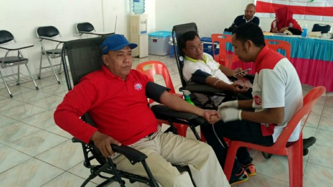 SOSIAL : Aksi donor darah yang dilaksanakan di kampus STIE Jambi, sebagai bentuk kegiatan sosial terhadap masyarakat yang membutuhkan darah (9/3).