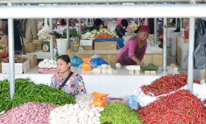 Harga kebutuhan pokok di Jambi masih stabil. Sejumlah bahan pokok bahkan dibawah HET.  Cabai Merah masih dibawah Rp 20 ribu per kg. Foto: M.RIDWAN. 