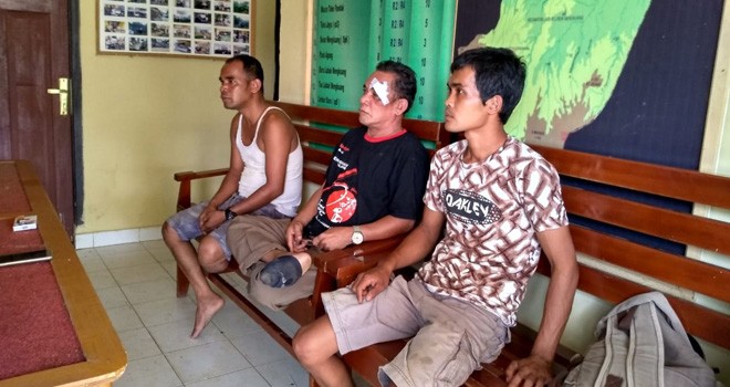 Keluarga korban melaporkan kasus pengeroyokan oleh Rio Dusun Rantau Tipu, Efendil bersama kakaknya ke Polsek Limbur Lubuk Mengkuang. Foto : Ferdian / Jambiupdate