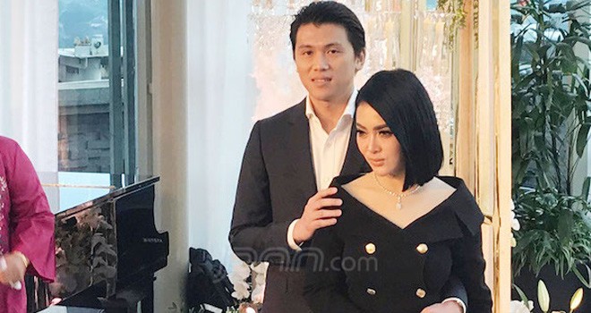 Syahrini, Reino Barack saat menggelar jumpa pers di Penthouse Grand Hyatt, Jakarta Pusat. Foto : JPNN