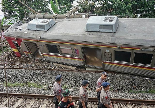 KRL relasi Jatinegara-Bogor dengan nomor KA 1722 anjlok dan terguling di dekat pintu lintasan kereta Kebon Pedes, Kecamatan Tanah Sareal, Kota Bogor. (Issak Ramdhani/JawaPos.com)