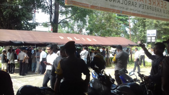 Puluhan massa dari Caleg yang namanya dicoret KPU Sarolangun, Senin (11/3). 