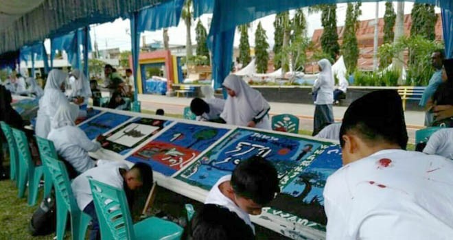 Murid SD di Kerinci saat lomba melukis aksara Incung.