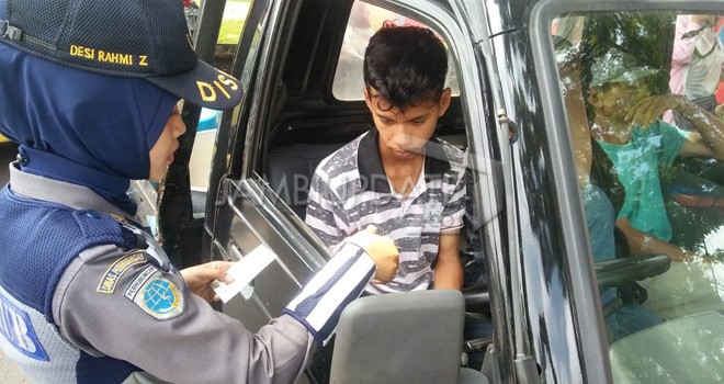 Dishub Kota Jambi menggelar razia angkutan barang dan angkutan penumpang yang tidak memiliki kelengkapan dokumen perjalanan, kemarin (12/3). Foto : M Ridwan / Jambi Ekspres