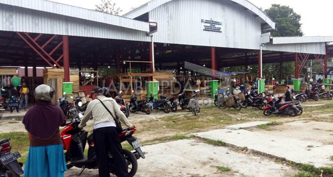Pedagang Pasar Aurduri mulai menempati lapak yang telah disiapkan Pemkot Jambi (12/3). Pedagang terpaksa membuat meja dan lapak sendiri meskipun area parkir belum ada. Foto : Hafiz / Jambiupdate