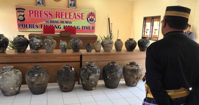 Polres Tanjabtim saat menerima temuan-temuan tembikar dan gerabah yang merupakan cagar budaya temuan nelayan. Foto : Maulana / Jambi Ekspres