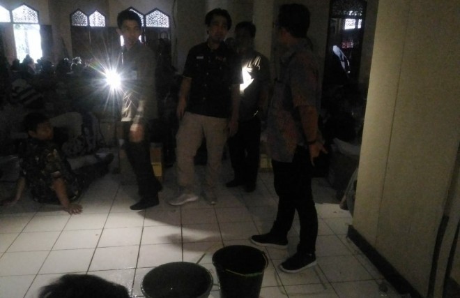 Atap Gedung Lokasi Pelipatan Surat Suara Di Kota Jambi Bocor. Foto : Faizarman / Jambiupdate