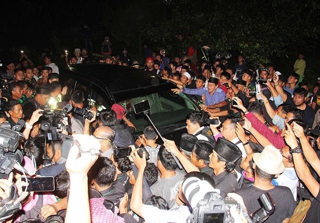 Kedatangan Siti Aisyah di Kampung Ranca Sumur, Desa Sindangsari, Kecamatan Pabuaran, Kabupaten Serang disambut antusias warga. (Qodrat/Radar Banten/Jawa Pos Group)