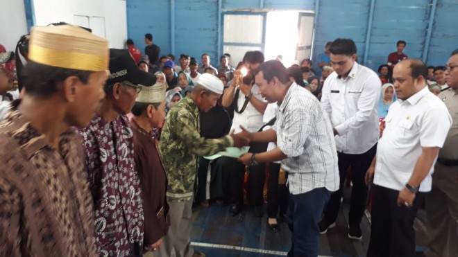 Bupati Serahkan 1.458 Sertifikat Tanah ke Warga Sungai Tawar. Foto : Maulana / Jambiupdate