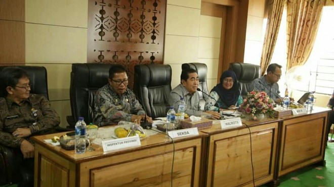 Walikota Sungai Penuh H. Asafri Jaya Bakri (AJB), menyambut kedatangan tim Kasatgas Korsubgah KPK, yang dipimpin, Aida Ratna Zulaiha, Kamis (14/3).