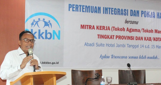 Kepala Perwakilan BKKBN Provinsi Jambi Mukhtar Bakti., SH., MA membuka Pertemuan Integrasi dan Pokja Kampung KB Bersama Mitra Kerja Toga Toma di Abadi Suite Hotel Jambi, (14/03). Foto : Ist