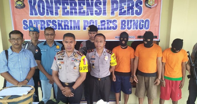 Tiga tersangka pelaku penjual kulit harimau yang diamankan oleh Reskrim Polres Bungo. Foto : Ferdian / Jambiupdate