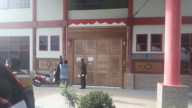 Kades Koto Teguh saat Dibawa ke Lapas Bangko. 