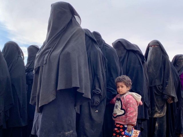 Istri dan anak ISIS ramai-ramai keluar dari Desa Baghouz yang dikuasai ISIS di Suriah Timur (Sky News)