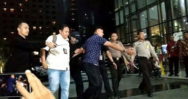 Ketua Umum PPP Romahurmuziy saat tiba di gedung KPK, Jakarta. Foto: Dhika/INDOPOS