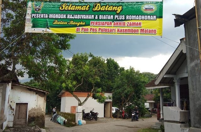 Spanduk ucapan selamat datang bagi para peserta program triwulan menyongsong meteor yang terpasang di jalan menuju Pondok Pesantren Miftahul Fallahil Mubtadiin (MFM), Kasembon, Kabupaten Malang. (Fisca Tanjung/ JawaPos.com)