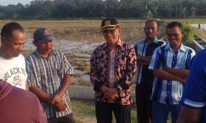 Bakri Serap Aspirasi Para Petani di Batang Asam Tanjabtim. Foto : Ist