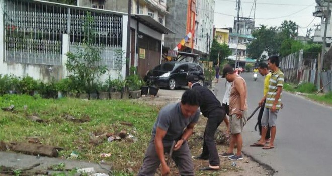 Warga melaksanakan gotong royong sebagai slaah satu kegiatan dalam mempersiapkan Kampung Bantar. Foto : Ist