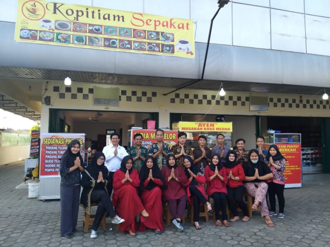 Pengelola Kopi Tiam Sepakat, para tenan dan karyawan. Foto : Ist