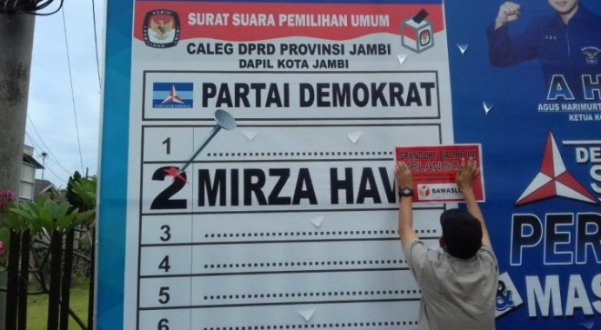 Sejumlah Baliho Caleg Melanggar, Ini yang Dilakukan Bawaslu Kota Jambi. Foto : Ist