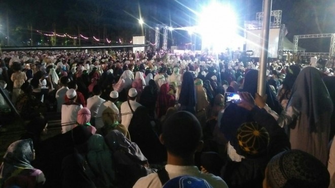 Tabligh Akbar dengan mengundang Habib Syech Assegaf, di lapangan Balaikota Jambi, Jumat (15/3). 