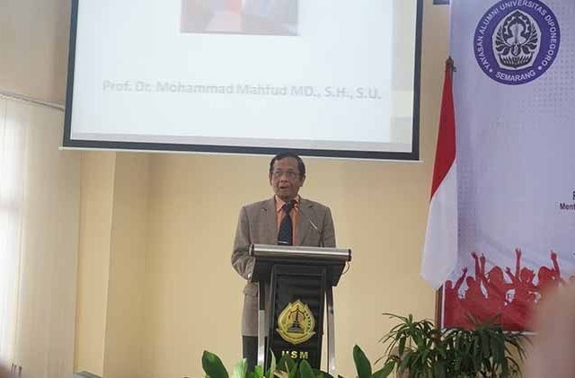 Mahfud MD saat menjadi pembicara di acara Seminar Nasional Universitas Semarang (USM), Sabtu (16/3). (Tunggul Kumoro/JawaPos.com)