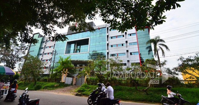 Pembangunan gedung VVIP RSUD Raden Mattaher terus dianggarkan Pemprov Jambi. Tahun ini Rp 10,5 M. Tahun depan direncanakan Rp 15 M. Foto : M Ridwan / Jambi Ekspres