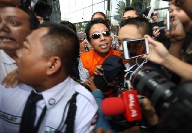 Ketua Umum PPP Romahurmuziy, saat akan menjalani penahanan perdana terkait kasus yang melilitnya, Sabtu (16/3) (Derry Ridwansyah/JawaPos.cm)