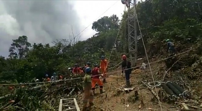 Tower dan SUTT di wilayah Penetai, desa Muara Emat, kecamatan Batang merangin yang roboh diterjang longsor dan kayu besar.