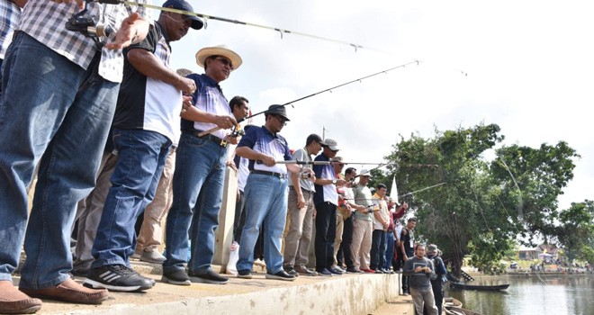 Wakil Walikota Jambi, Kapolda Jambi, ikut lomba mancing bersama warga di Danau Sipin (17/3). Foto : Ist