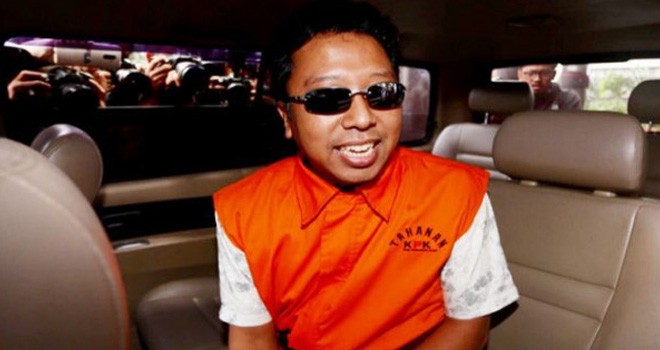 Ketua Umum PPP Romahurmuziy atau Rommy saat berada didalam mobil KPK. Foto : Dery Ridwansyah / Jawapos