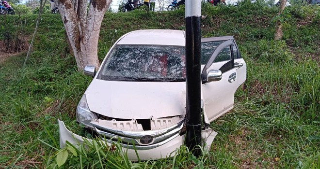 Mobil travel toyota Avanza BA 1593 KN yang menabrak Tiang Listrik. Foto : Ist
