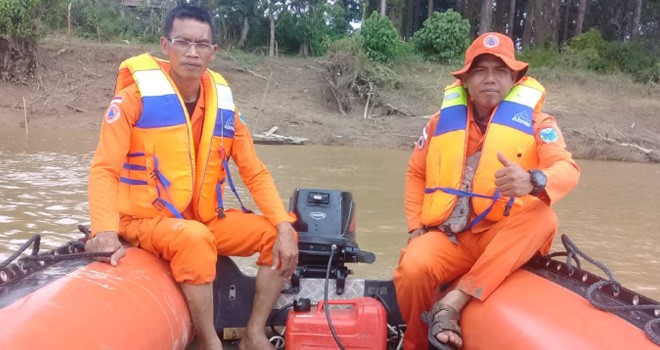 Petugas BPBD Kabupaten Batanghari saat mencari korban yang tenggelam. Foto : Reza / Jambiupdate
