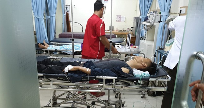 Sastra Yunaf (24) seorang penumpang travel ditikam pada bagian pipi leher. Foto : Ist